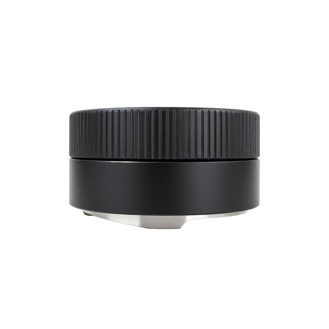 Leveler 58mm aus Edelstahl in schwarz von der Seite. Für Siebträgermaschinen.